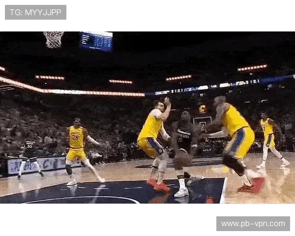 巴特勒强势突破篮下完成折叠打进并造成对手犯规精彩瞬间